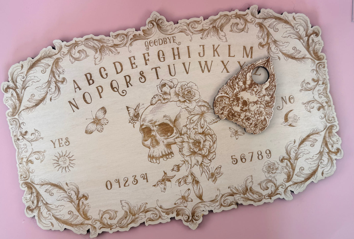 Planche de Ouija “Crâne Fleuri” – Dialogue avec l’Invisible